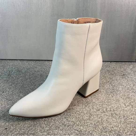 Journee Collection Tabbie Ankle Bootie in White - Size 8.5 (NWOB) - Picture 2 of 9